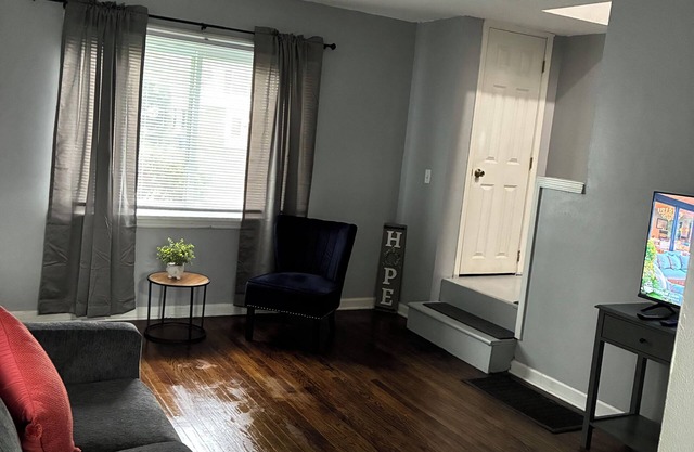 Charming 2-bedroom townhome with WiFi, AC in Columbus nearAirport