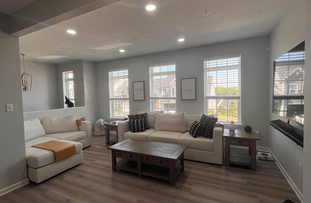 Charming 2-bedroom townhome with WiFi, AC in serene Imperial