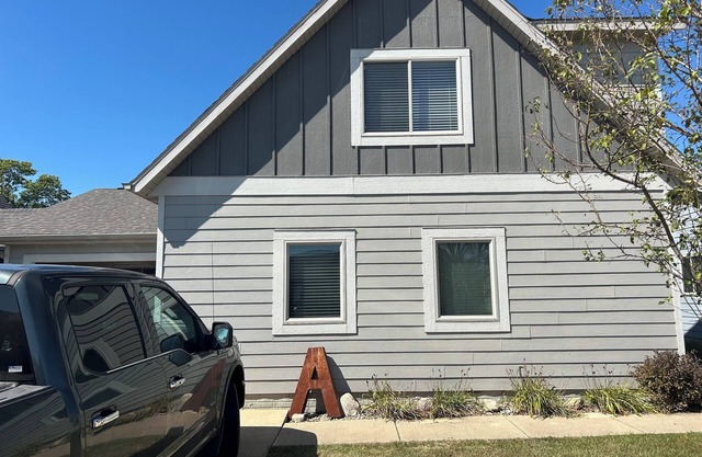 Charming 2-bedroom w/loft cabin with AC, WiFi in serene Arnolds Park/Bridges Bay