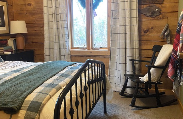 Charming 2 bedroom cabin w/loft on White Ash Lake