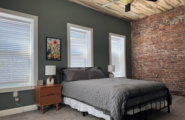 Charming 2-bedroom apartment on the downtown square