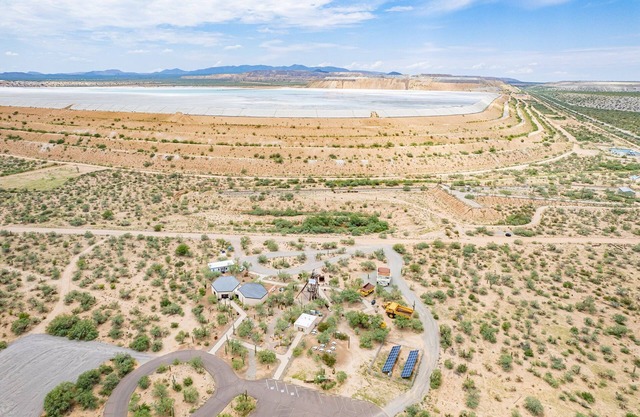 Charming 2-bedroom townhome with WiFi and AC in pleasant Green Valley