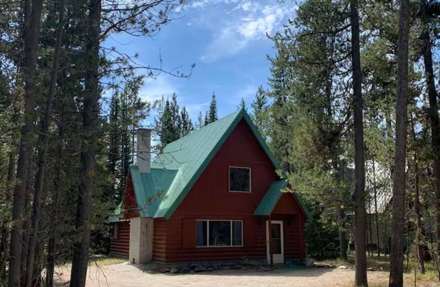 Charming 2-bedroom cabin in enchanting Island Park with WiFi