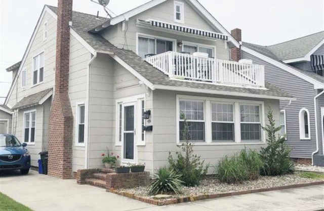 Charming 2-bedroom bungalow in beautiful Margate just blocks from the beach!