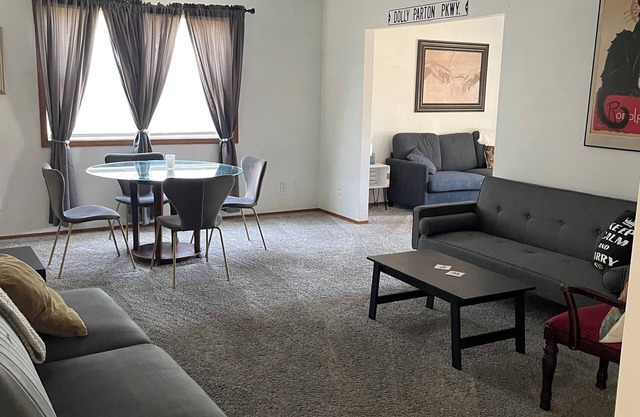 Charming 2-bedroom Condo with large driveway in Murphysboro sleeps up to10