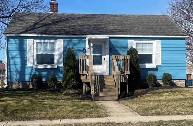 Charming 2-bedroom house with WiFi in Port Clinton steps from the public beach