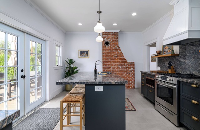 Charming 2-bedroom bungalow in Santa Paula with WiFi, AC