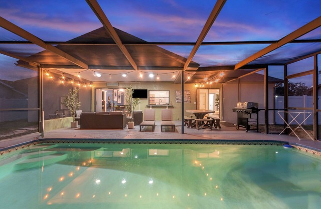 Charming 2-bedroom house with pool and fenced in backyard. Sleeps 8