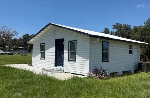 Charming 2-bedroom white house in tranquil Thonotosassa with AC