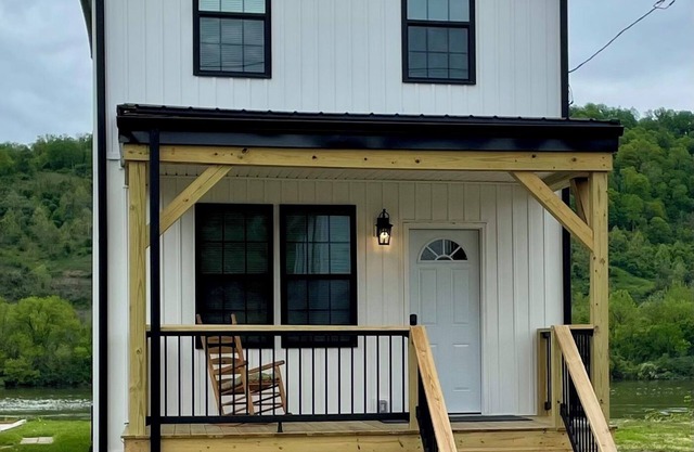 Charming 2-bedroom Riverfront Retreat backs up to the Ohio River-Tiltonsville OH