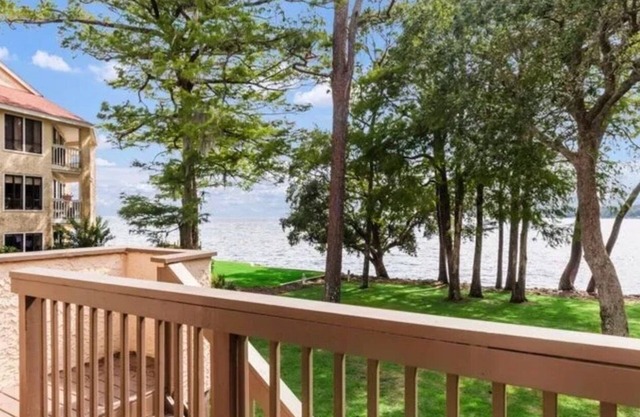 Charming 2-bedroom WATERFRONT townhome with WiFi, AC in beautiful Niceville