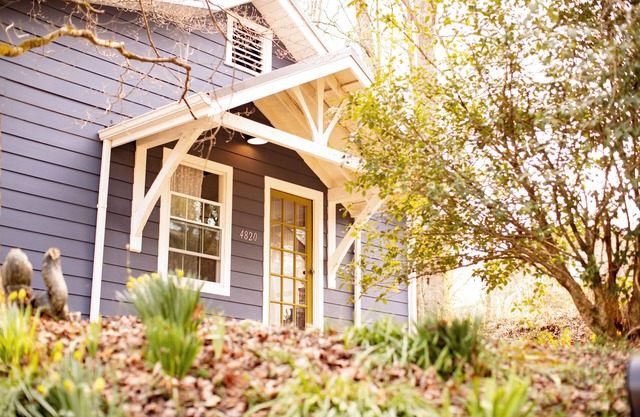 Charming 2bd/2ba cottage close to Downtown and the Smokies