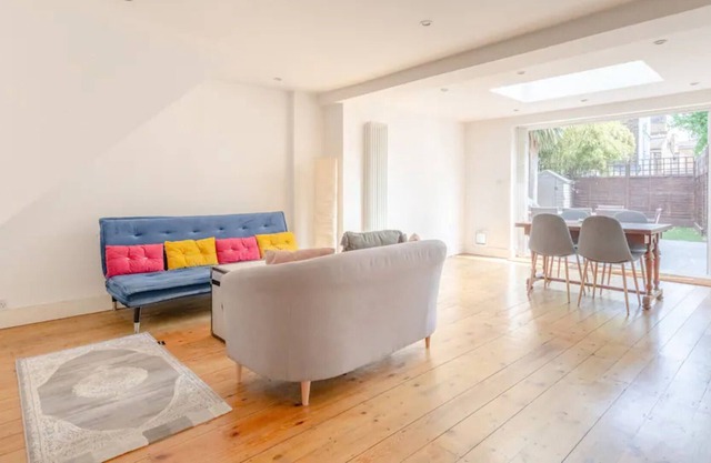 Charming 2BD Flat with Garden near Hammersmith