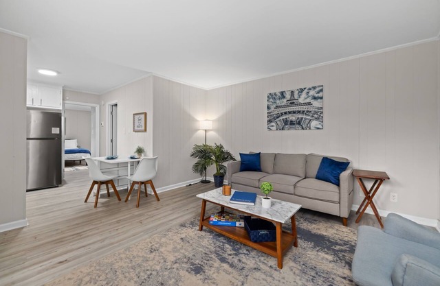 Charming 2BR 1BA Apt w/In Unit Washer & Dryer Near Duke, Downtown Durham & RTP