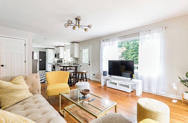 Charming 2BR Cabin in Raleigh - starts at 3.5k/month