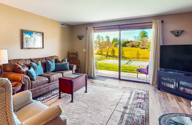 Charming 2BR Chetola Resort Condo with fireplace, Walk-in shower, and jetted tub