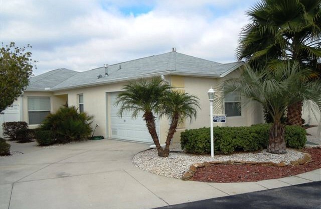 Charming 3/2 Virginia Trace Villa, next to Lake Sumter Landing, with golf cart