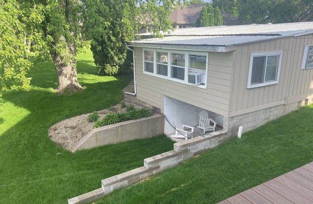 Charming 3-bedroom LAKESIDE cottage on the north shore of Lake Butte des Morts.