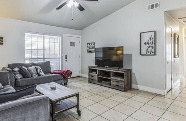 Charming 3-bedroom apartment with WiFi, AC in lovely Fredericksburg