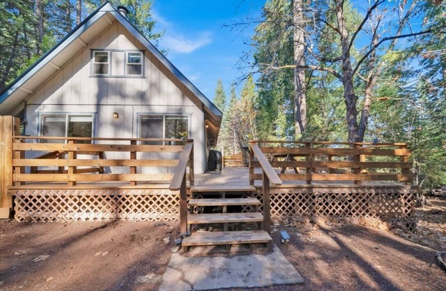 Charming 3-bedroom cabin with WiFi, AC in tranquil Trinity Center