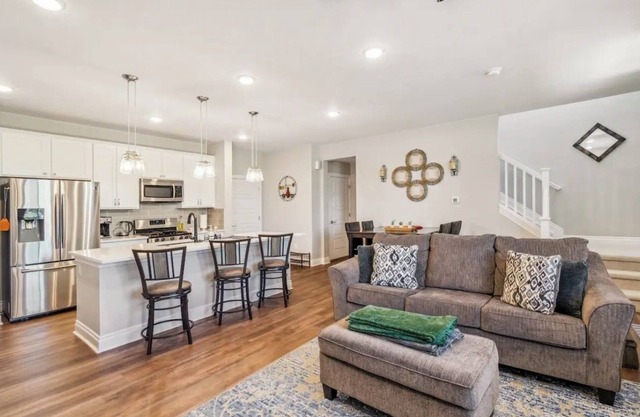 Charming 3-bedroom townhome with AC, WiFi in enjoyable Commerce City