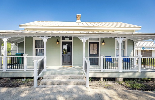 Charming 3-bedroom 1-K, 2-Q, 3-bath cottage, downtown Ocean Springs, No Kitchen.