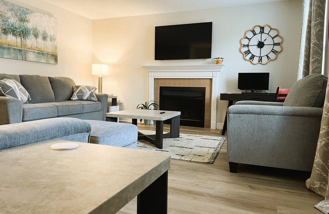 Charming 3-bedroom townhome with WiFi and AC in West Columbia