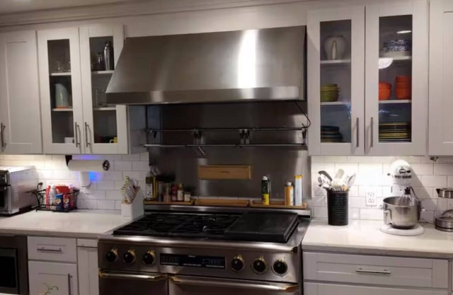 Charming 3-bedroom 2 bath house in Camarillo with WiFi, AC, jacuzzi, fenced yard