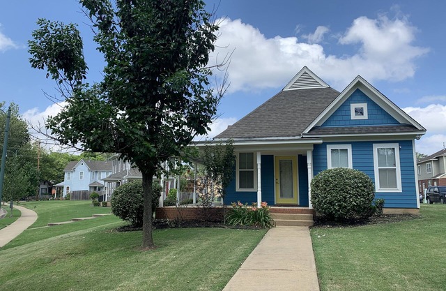 Charming 3 Bedroom/2Bathroom Uptown Cottage with off-street Parking.