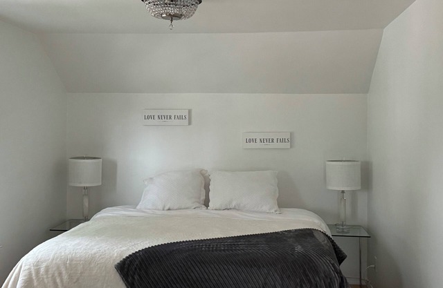 Charming 3-bedroom 3 Bathroom house in Sheboygan with AC, WiFi, & Amenities