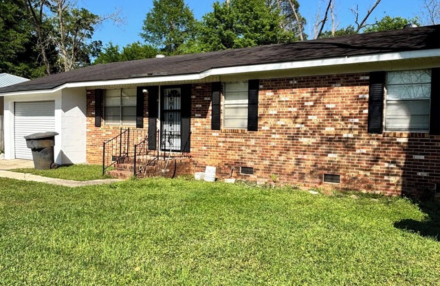 Charming 3-bedroom building with WiFi, AC, Garage and porch in tranquil Cuthbert