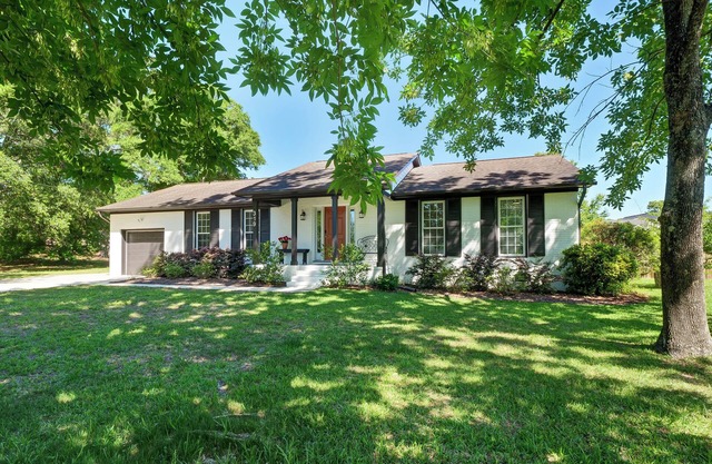 Charming 3-bedroom, centrally located in wonderful Wilmington & in-ground pool!