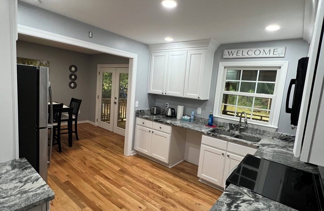 Charming 3-bedroom cottage in pleasant Charlotte with AC, WiFinnn