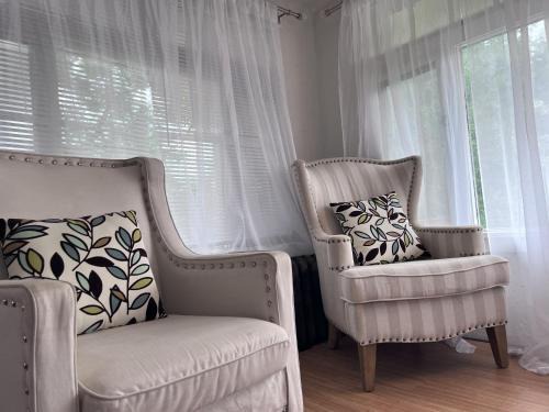 Charming 3 Bedroom Cottage Apartment in a Tudor-Style Home