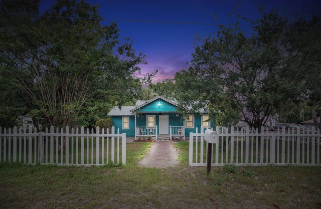 Charming 3-bedroom Cottage with AC and WiFi Near Historic Downtown Square Ocala