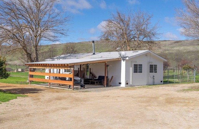 Charming 3-bedroom farmhouse with AC and WiFi 15 minutes to downtown Paso Robles