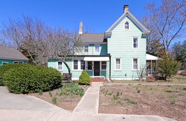 Charming 3-bedroom farmhouse with AC, WiFi, 5 minutes to Sea Isle Beaches!
