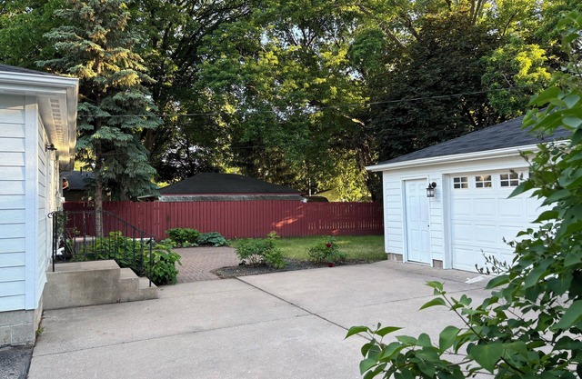 Charming 3-bedroom furnished house with AC, WiFi in tranquil Crystal Minnesota