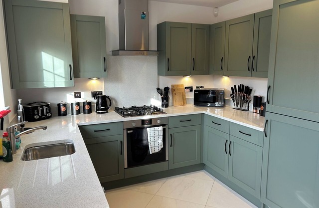 Charming 3-bedroom house in Van Dyk Village, Chesterfield, with WiFi and parking