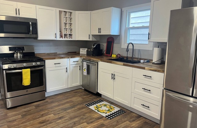 Charming 3-bedroom house with WiFi and AC in Pittsburgh suburb