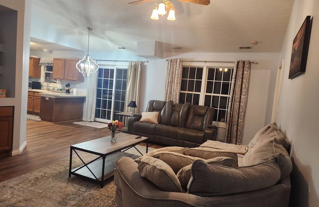 Charming 3-bedroom house with WiFi and AC in peaceful Evansville