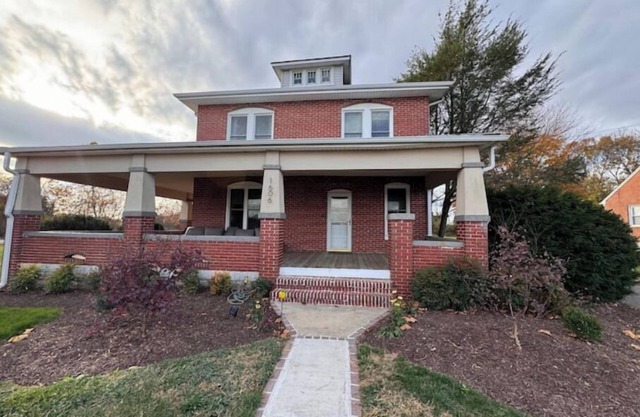 Charming 3-bedroom house in the heart of town right off I-70