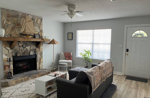 Charming 3-bedroom house in peaceful Pascagoula only a walk to the beach.