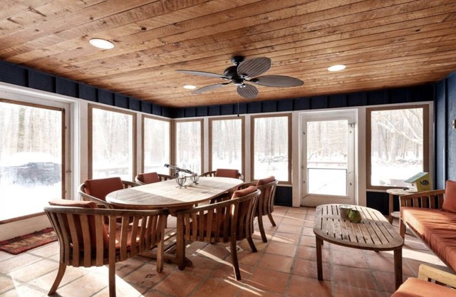 Charming 3-bedroom house with a pool and spa on 5 acres of woods near Harbert.