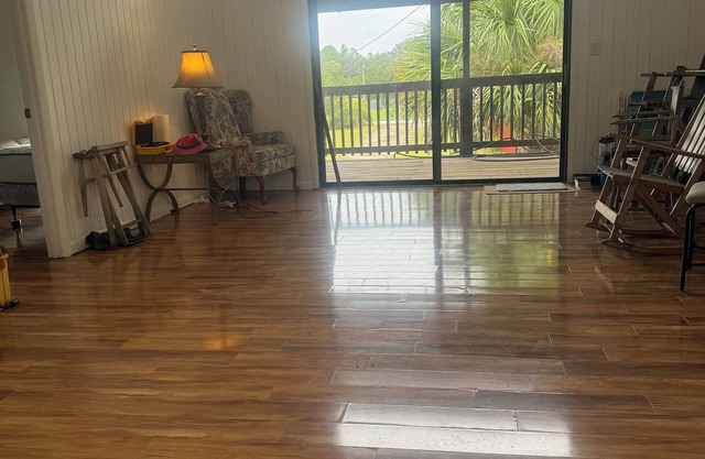 Charming 3-bedroom house in beautiful Cedar Key with AC, WiFi