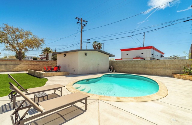 Charming 3-bedroom house with Pool in Lancaster