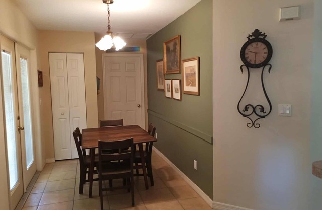 Charming 3 bedroom house in the heart of the Ocala national forest.