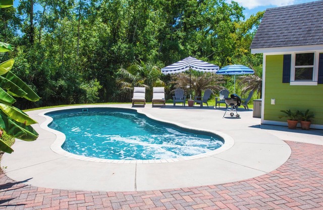 Charming 3-bedroom home with a private pool and firepit. 15 min from the beach.