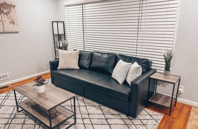 Charming 3-bedroom home near everything safe neighborhood. Family & pet-friendly