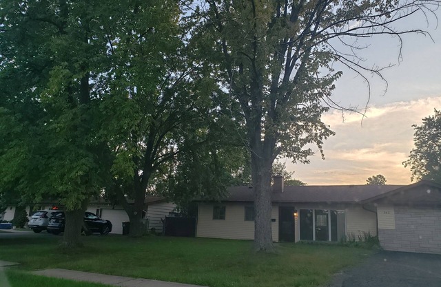 Charming 3-bedroom house with WiFi and AC in brilliant Glenview